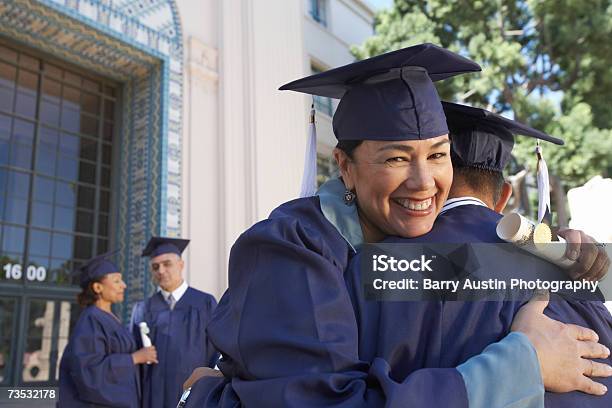 Weibliche Ältere Graduate Student Umarmen Kollegen Im Freien Po Stockfoto und mehr Bilder von Älterer Student