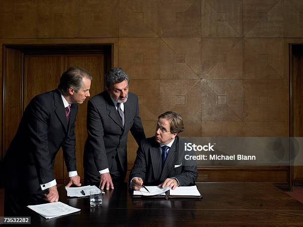 Hombres Maduros Disfrutando De Trámites Al Final De La Tabla Foto de stock y más banco de imágenes de Sala de conferencias