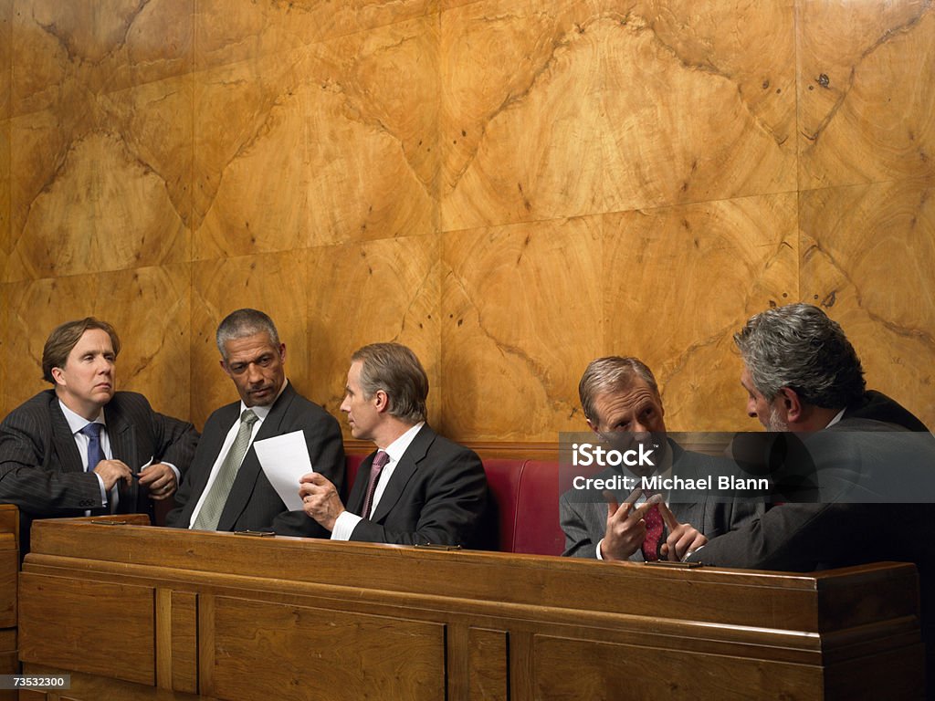 Homem sentado no Banco de Igreja discutir - Foto de stock de Político royalty-free