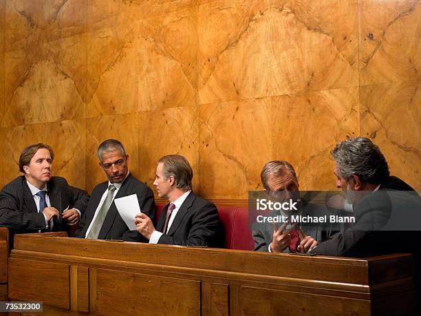 Foto de Homem Sentado No Banco De Igreja Discutir e mais fotos de stock de Político - Político, 45-49 anos, 50-54 anos