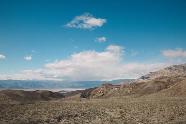 vista panorâmica das montanhas contra o céu azul - 5895 - fotografias e filmes do acervo