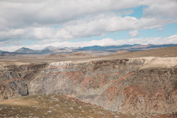 vista panorâmica das montanhas contra nublado céu - 5895 - fotografias e filmes do acervo