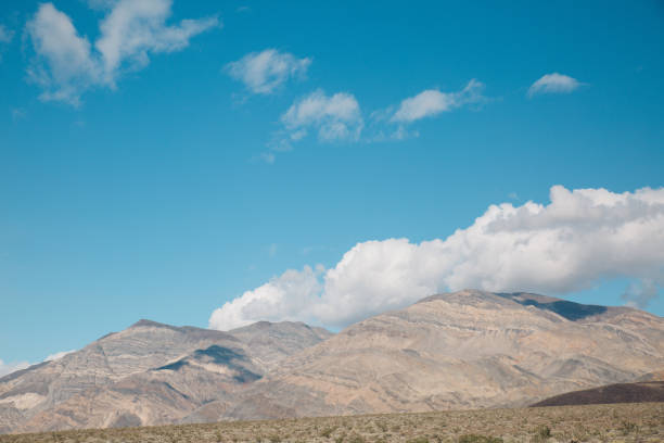 vista panorâmica das montanhas contra o céu azul - 5895 - fotografias e filmes do acervo