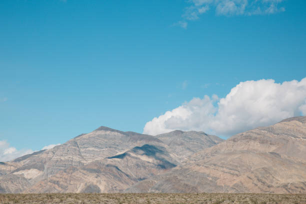 vue pittoresque des montagnes contre ciel bleu - 5895 photos et images de collection