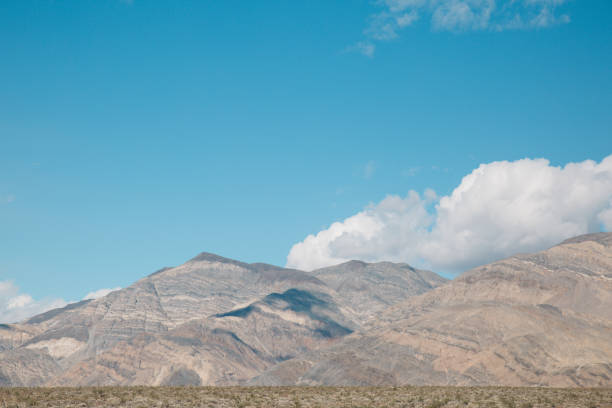 vista panorâmica das montanhas contra o céu azul - 5895 - fotografias e filmes do acervo