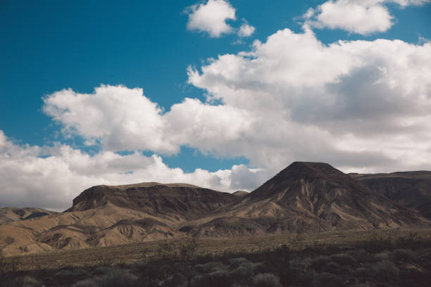 vue pittoresque des montagnes contre ciel bleu - 5895 photos et images de collection