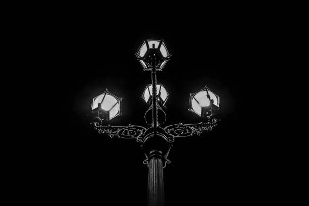 niski kąt widzenia oświetlonej latarni w nocy - 5891 zdjęcia i obrazy z banku zdjęć