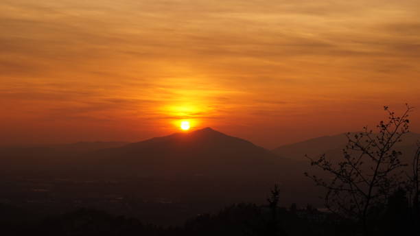 malerischer blick auf silhouettenberge gegen orangefarbenen himmel - 5905 stock-fotos und bilder