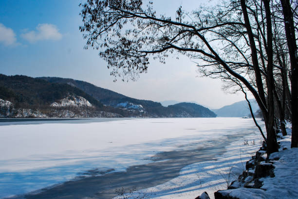 malerischer blick auf den see und die berge gegen himmel - 5905 stock-fotos und bilder