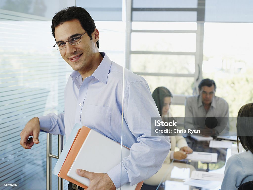 Männliche office worker holding Papiere und Kollegen treffen in backg - Lizenzfrei 20-24 Jahre Stock-Foto
