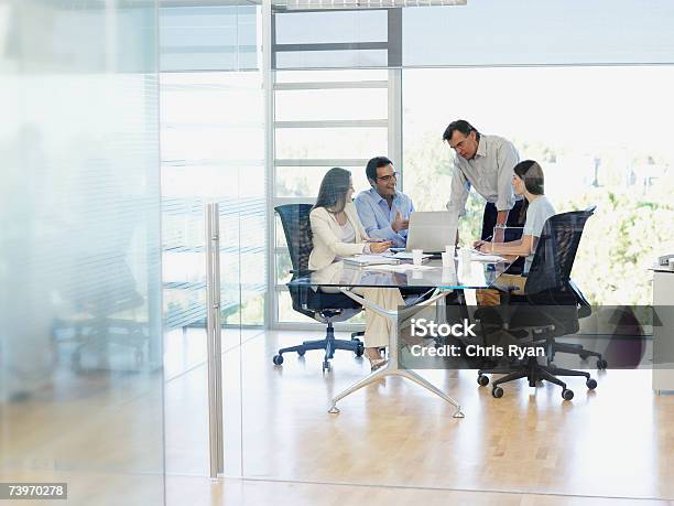 Grupo De Trabajadores De Oficina En Una Reunión Foto de stock y más banco de imágenes de Clase de formación - Clase de formación, Oficina, Personas de negocios