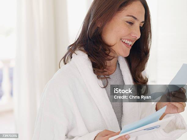 Mujer Leyendo Una Carta En La Bata De Baño Foto de stock y más banco de imágenes de Correos - Correos, Leer, Personas
