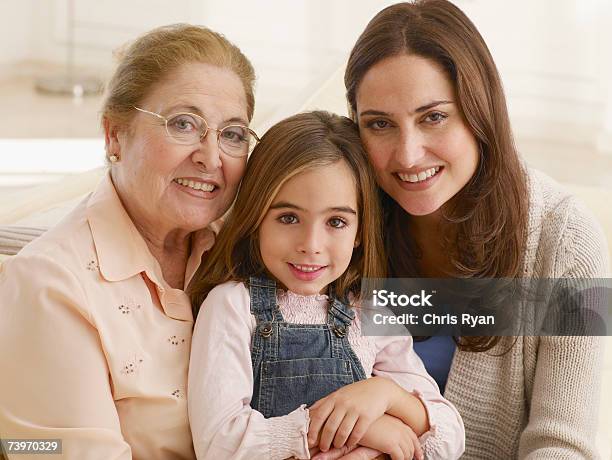 Photo libre de droit de Fille Posant Avec La Mère Et De Sa Grandmère banque d'images et plus d'images libres de droit de 35-39 ans - 35-39 ans, 6-7 ans, 65-69 ans