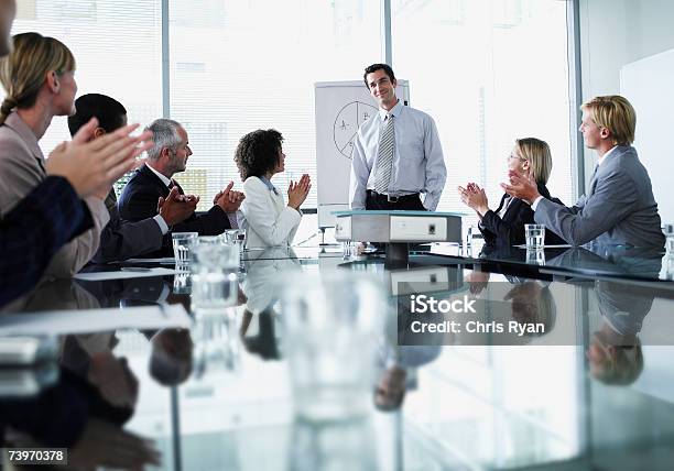 グループオフィスの従業員はボードルーム形式のプレゼンテーション - ビジネスのストックフォトや画像を多数ご用意 - ビジネス, マネージャー, 拍手喝采