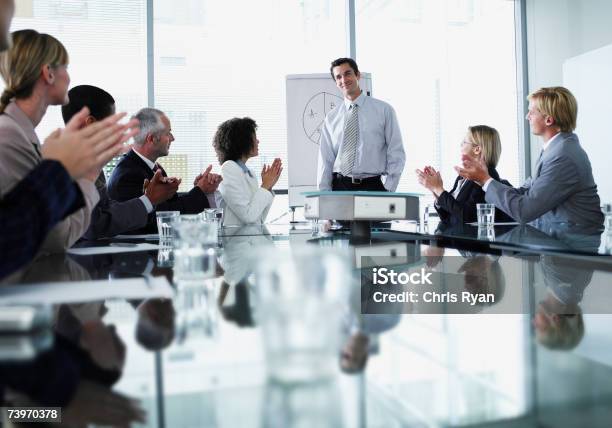 Grupo De Trabalhadores De Escritório Em Uma Apresentação De Sala De Reuniões - Fotografias de stock e mais imagens de Negócios