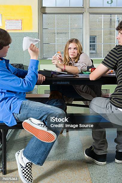 Adolescentes En Cafeteria Foto de stock y más banco de imágenes de Café - Edificio de hostelería - Café - Edificio de hostelería, Adolescente, Amenazas