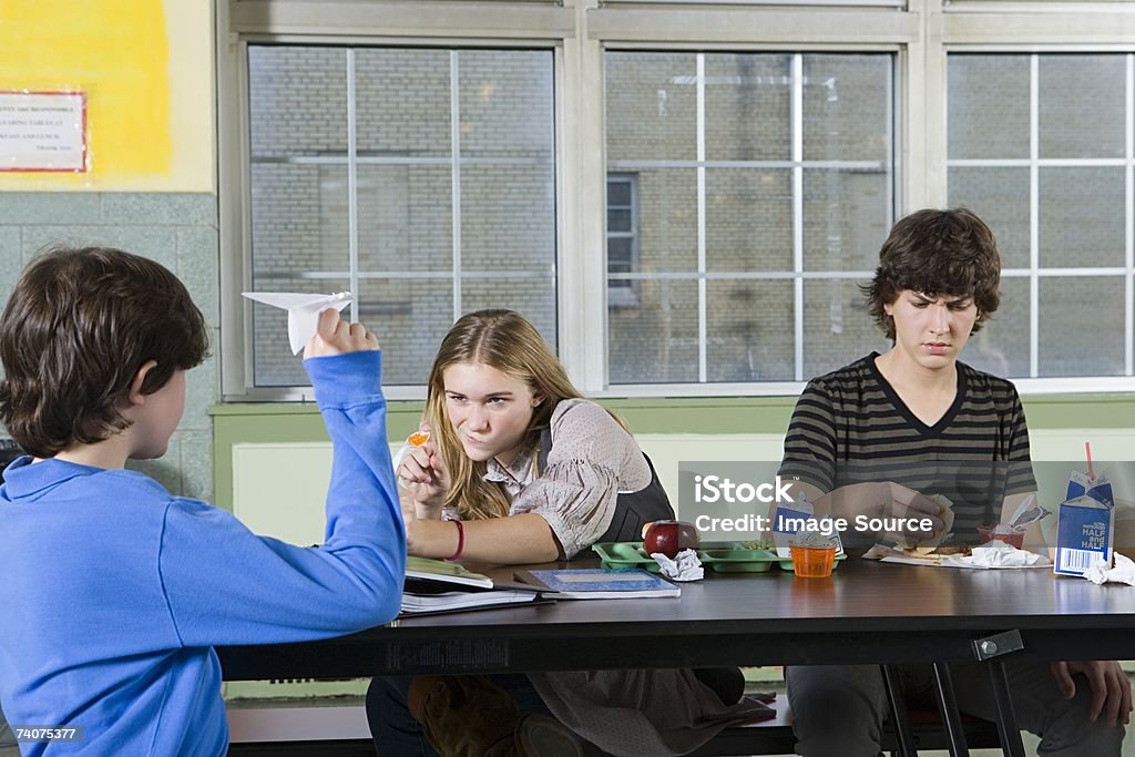 Adolescentes en cafeteria - Foto de stock de Comida del mediodía libre de derechos