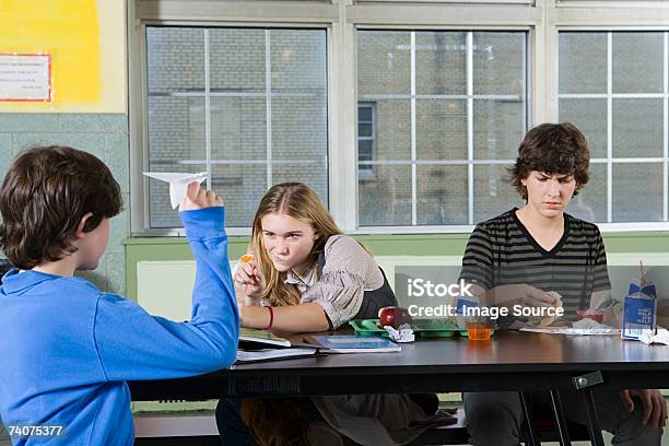 Adolescentes En Cafeteria Foto de stock y más banco de imágenes de Comida del mediodía - Comida del mediodía, Escuela secundaria, Adolescente