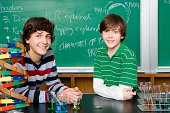 jungen-in-science-klasse.jpg?b=1&s=170x170&k=20&c=NQ3d_MLv2UxXjANqyAd99VxW7W_DxKKLWrmvJkvAj1s=