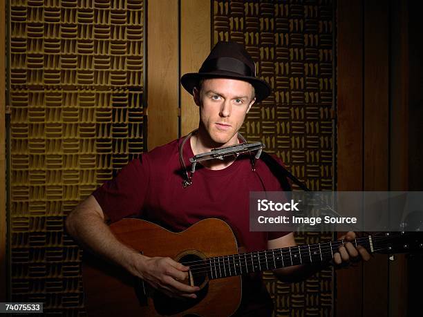 Foto de Retrato De Um Guitarrista e mais fotos de stock de Gaita - Gaita, Homens, 20-24 Anos