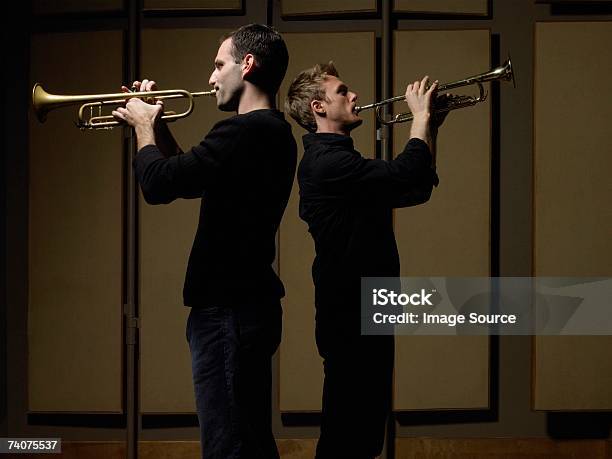 Dos Hombres Jugando Trumpets Foto de stock y más banco de imágenes de 20-24 años - 20-24 años, Actuación - Representación, Adulto joven