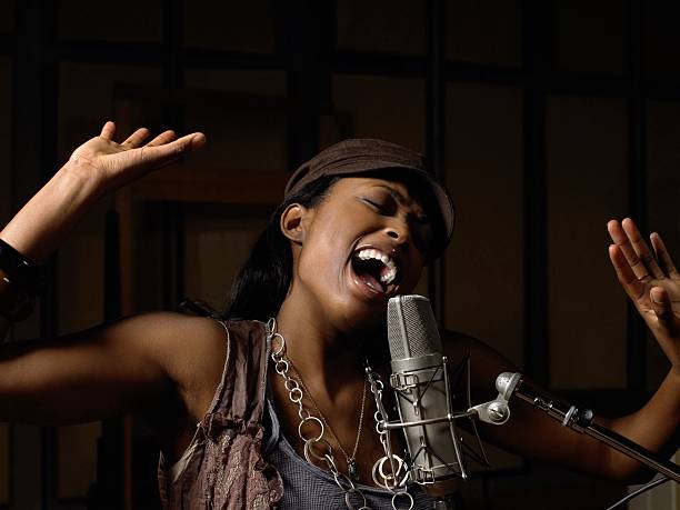 mujer joven canta - vocals fotografías e imágenes de stock