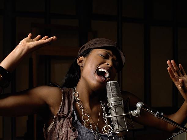 jeune femme chanter - singer singing women microphone photos et images de collection