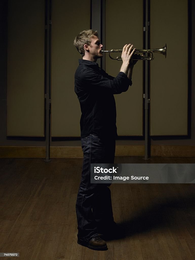 Человек играет trumpet - Стоковые фото В полный рост роялти-фри