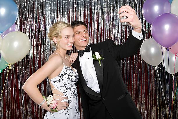 adolescente ragazzo e ragazza scattare una foto da ballo di fine anno scolastico - ballo di fine anno scolastico foto e immagini stock