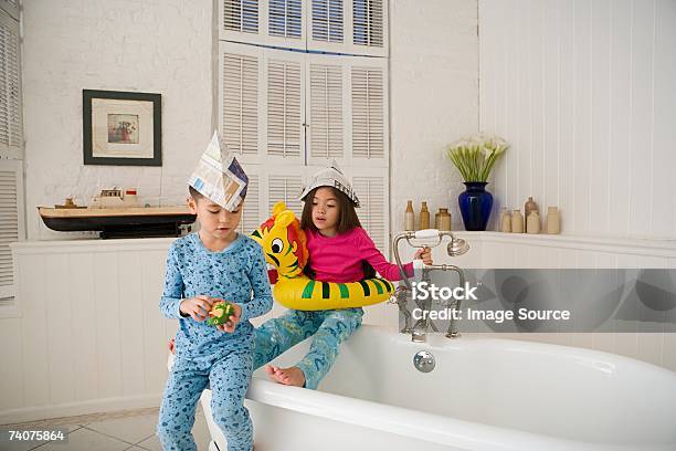 Crianças Sentado Na Banheira De Banho - Fotografias de stock e mais imagens de Adereço para a Cabeça - Adereço para a Cabeça, Amizade, Anfíbio