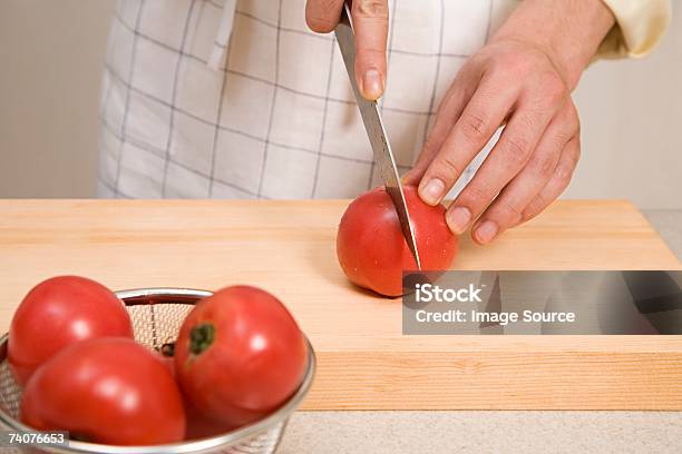 Person Chopping Tomatoes — стоковые фотографии и другие картинки Антиоксидант - Антиоксидант, В помещении, Горизонтальный