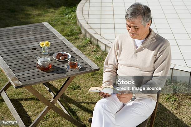 Foto de Homem Lendo e mais fotos de stock de 40-44 anos - 40-44 anos, 60-64 anos, Adulto maduro