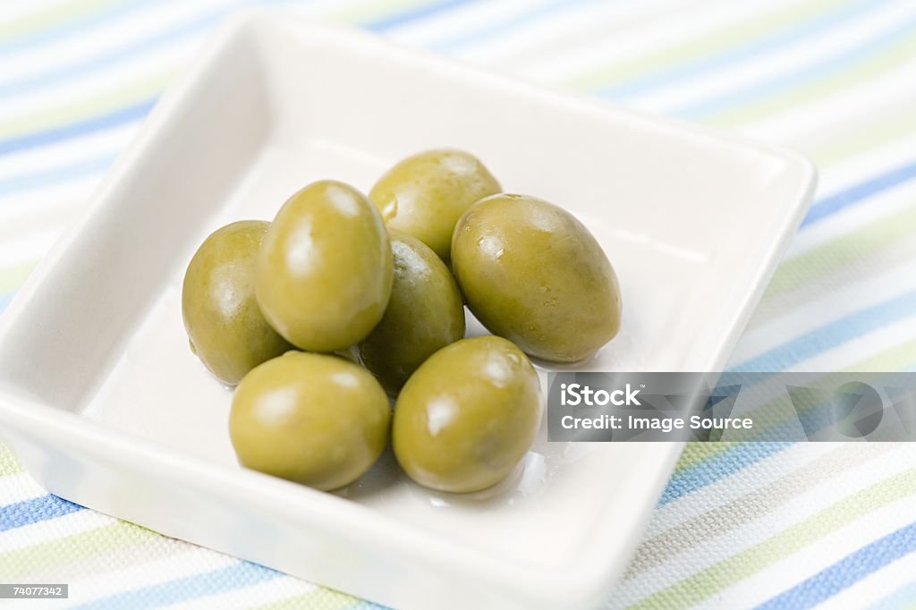 Plato de aceitunas verde - Foto de stock de Aceituna libre de derechos