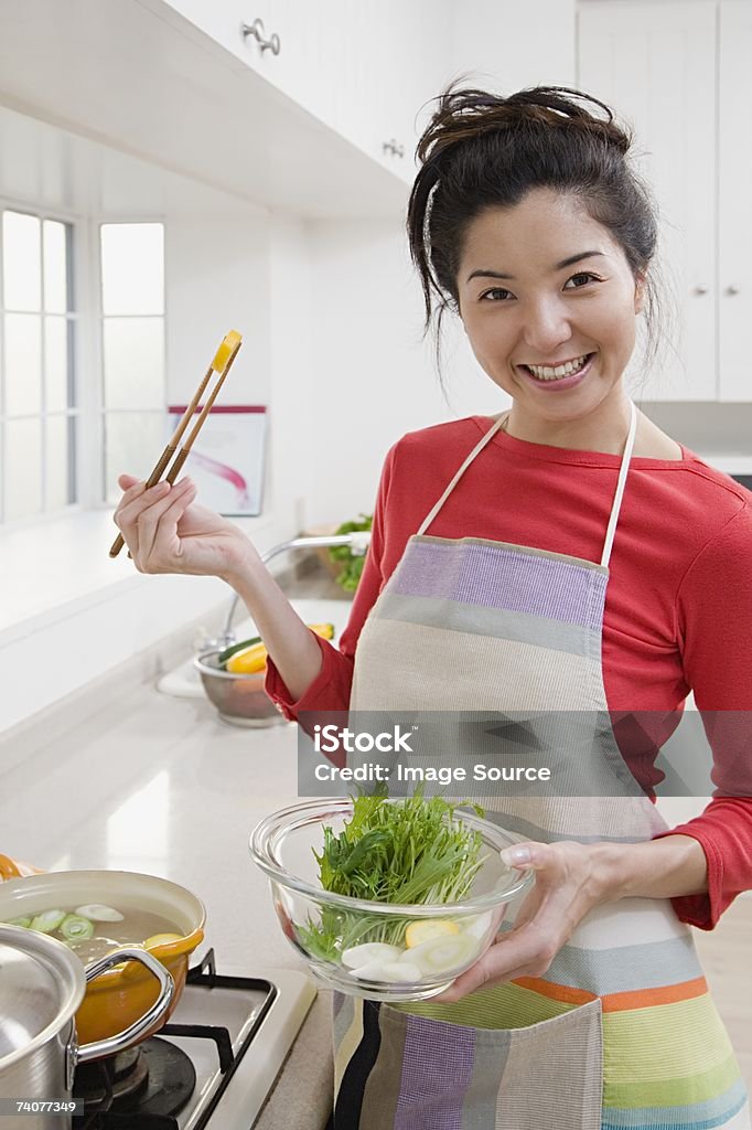 Frau Kochen eine Mahlzeit - Lizenzfrei 20-24 Jahre Stock-Foto