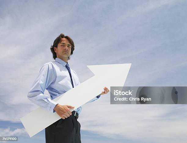 Empresario Sosteniendo En Blanco De Flecha Al Aire Libre En El Fondo Con Sky Foto de stock y más banco de imágenes de 25-29 años