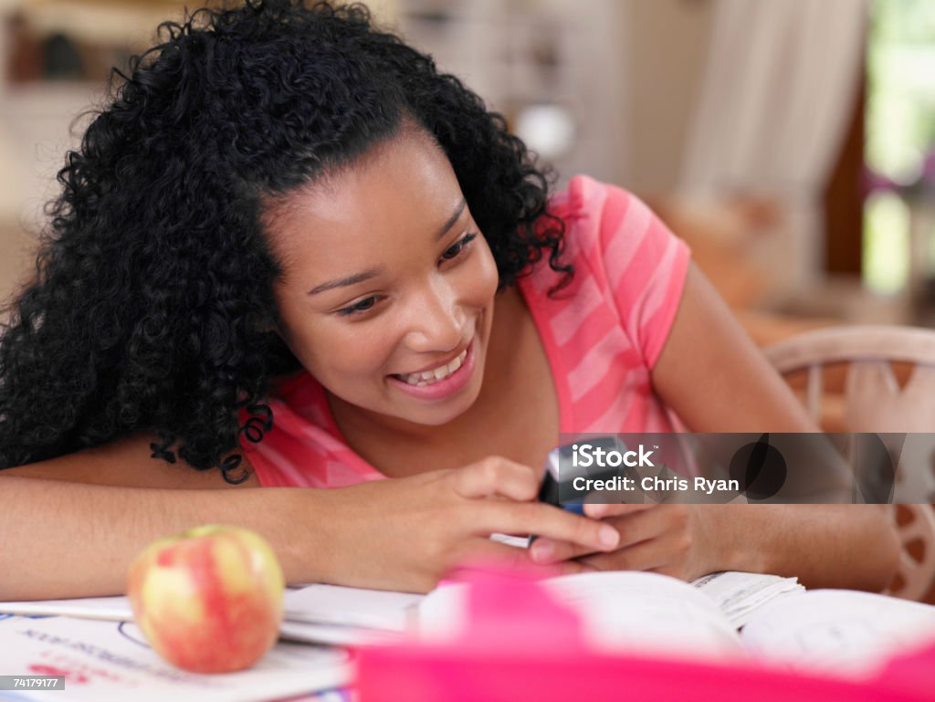 Teenager-Mädchen sitzend am Tisch mit Handy und apple - Lizenzfrei Am Telefon Stock-Foto