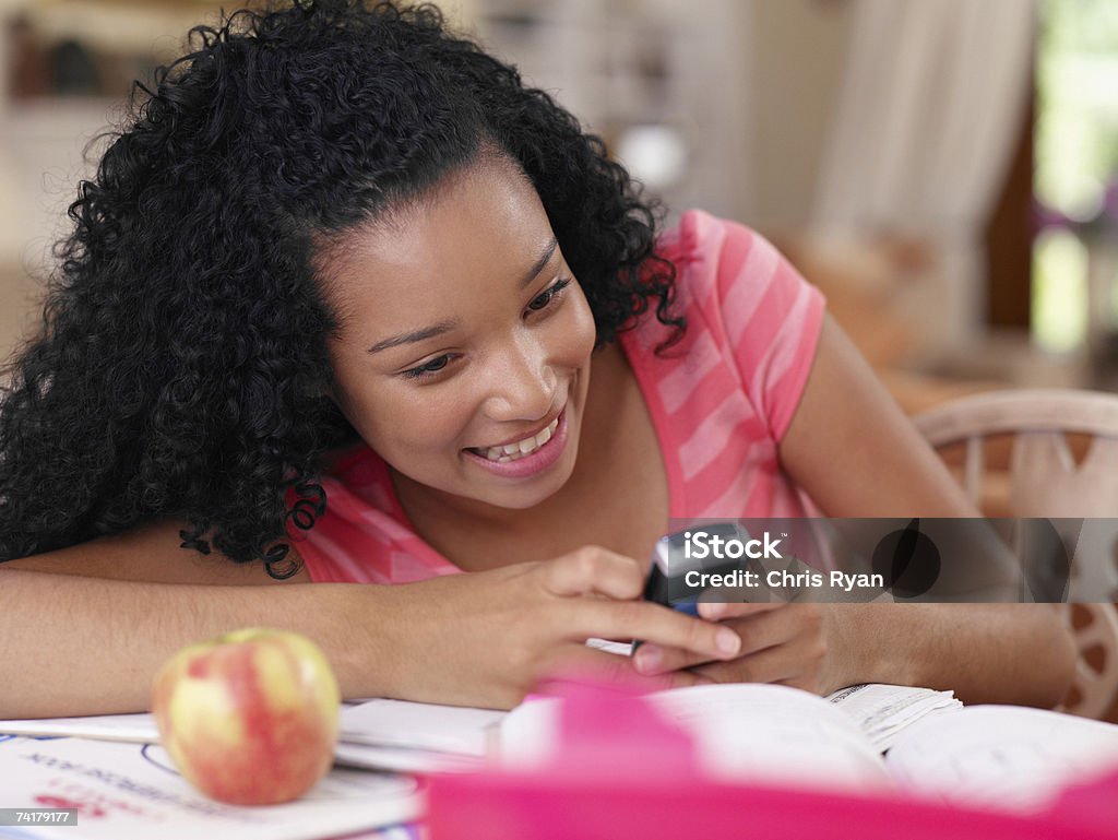 십대 여자아이 앉아 표, 휴대폰 및 사과나무 - 로열티 프리 전화 사용 스톡 사진