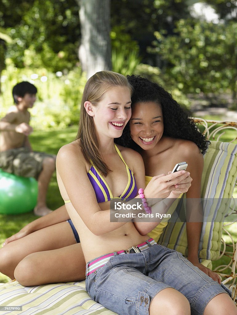 Duas Meninas Adolescentes sentados ao ar livre no verão com - Royalty-free 14-15 Anos Foto de stock