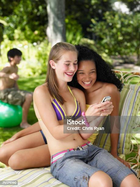 Duas Meninas Adolescentes Sentados Ao Ar Livre No Verão Com - Fotografias de stock e mais imagens de 14-15 Anos