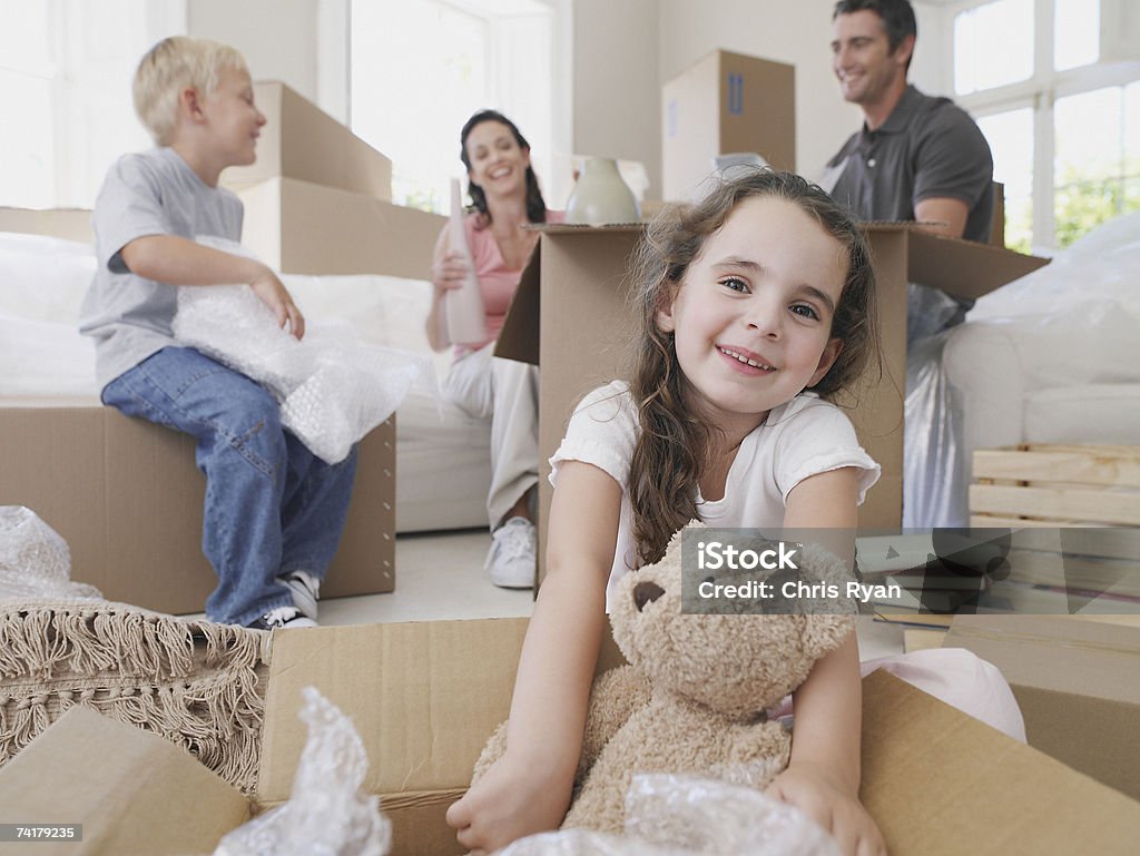 Chica con Osito de peluche en caja de cartón con brother - Foto de stock de Familia libre de derechos