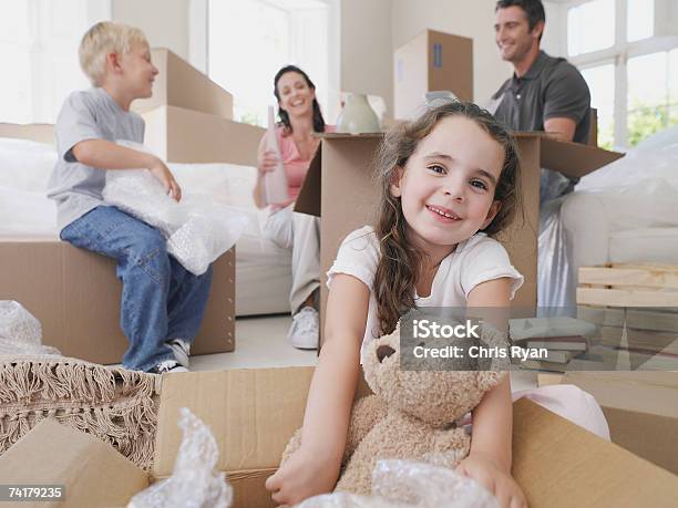 Foto de Menina Com Urso De Pelúcia Em Caixa De Papelão Com Irmão e mais fotos de stock de Família