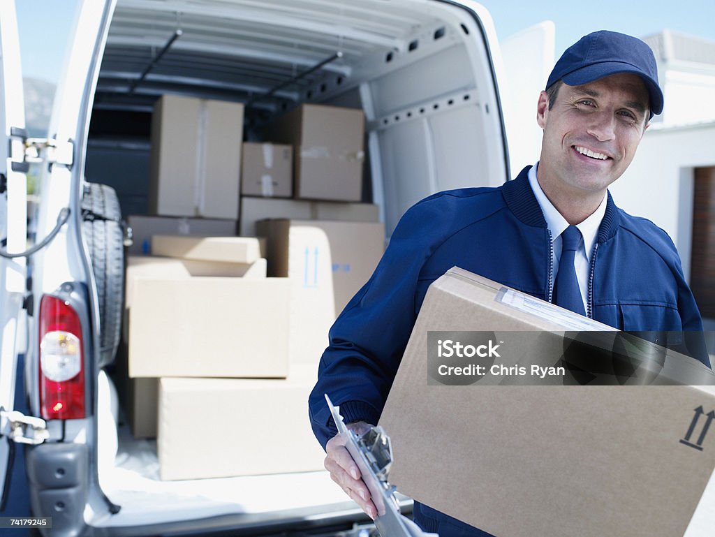 Homem entrega pessoa na tampa com van e caixas - Royalty-free Carrinha de Entregas Foto de stock
