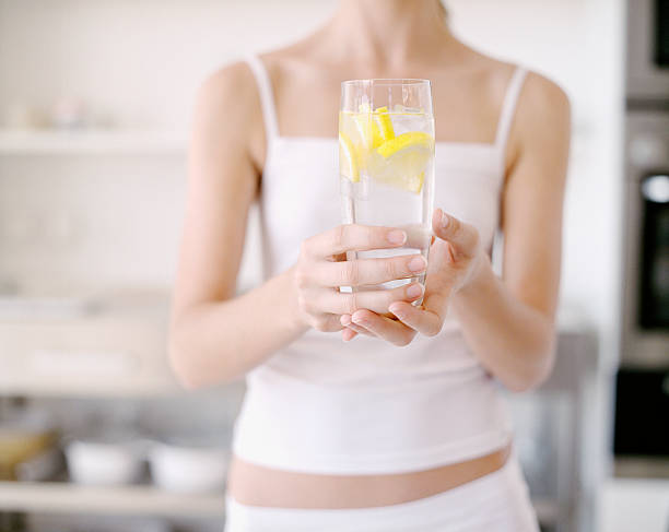 水の持つ女性、レモングラス - water women glass healthy eating ストックフォトと画像