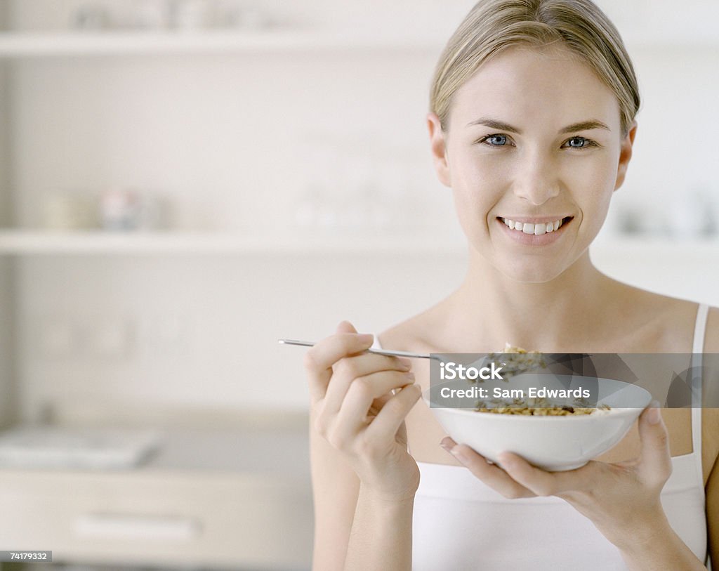 Mujer agarrando bowl de cereales - Foto de stock de Cereal de desayuno libre de derechos
