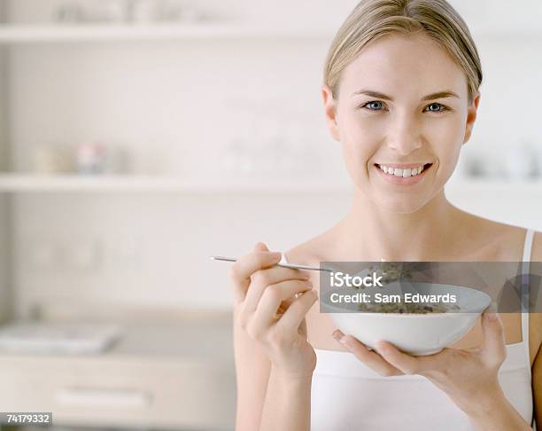 Mujer Agarrando Bowl De Cereales Foto de stock y más banco de imágenes de Cereal de desayuno - Cereal de desayuno, Una persona, Una sola mujer