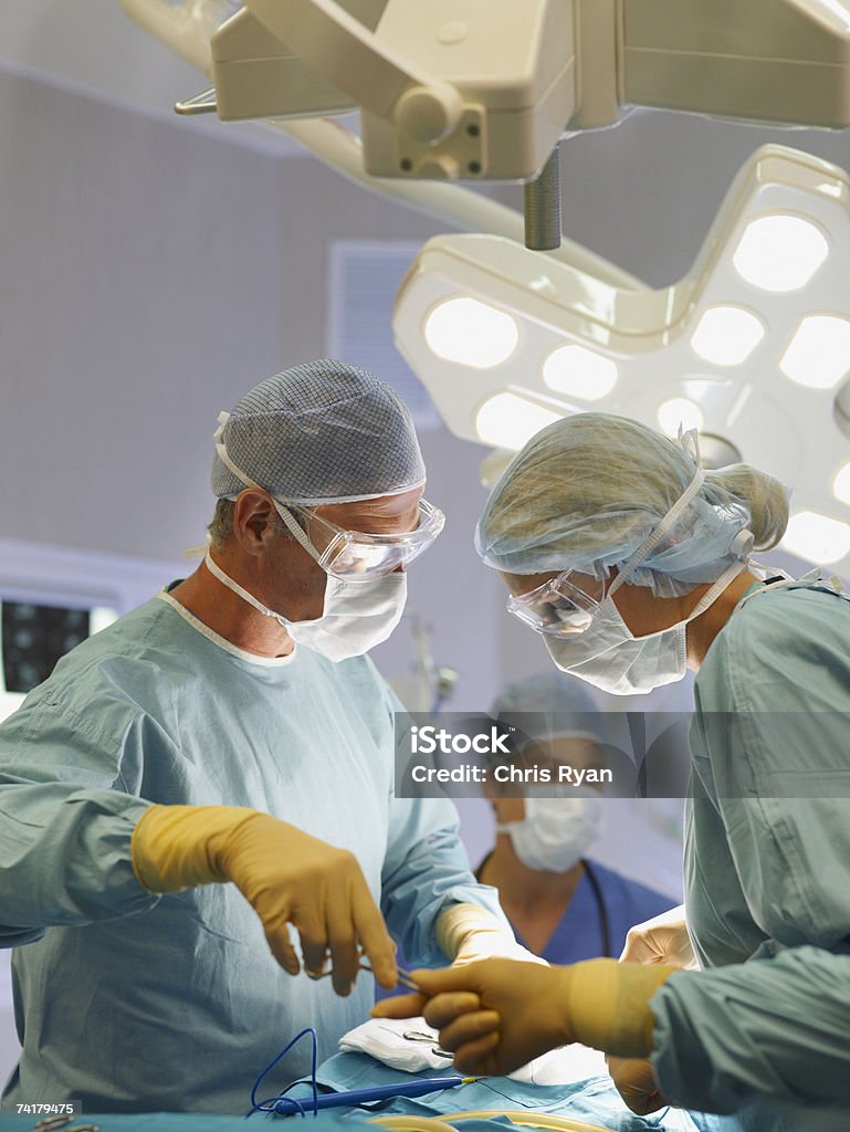 Equipa de enfermeiros e médicos cirurgiões em cirurgia - Royalty-free Cirurgia Foto de stock