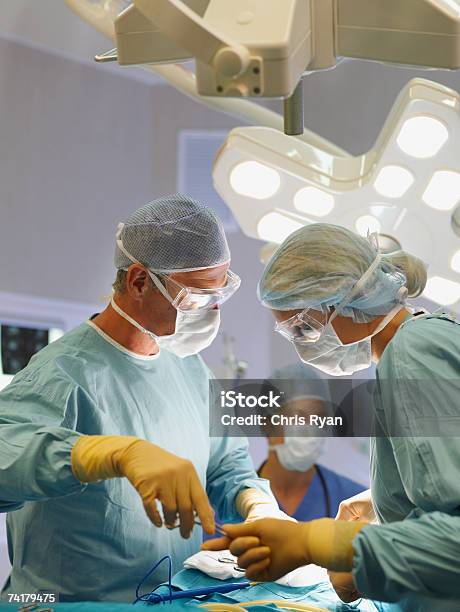 Equipa De Enfermeiros E Médicos Cirurgiões Em Cirurgia - Fotografias de stock e mais imagens de Cirurgia