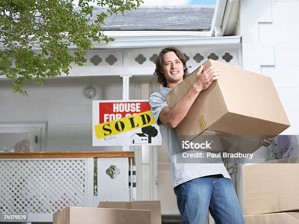 남자의 판지 상자 입석 In Front Of House 이주-개념에 대한 스톡 사진 및 기타 이미지 - 이주-개념, 판지 상자, 비즈니스