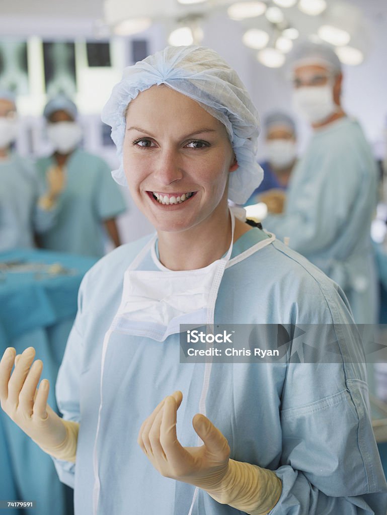 Femme en Vêtements professionnels hospitaliers en salle d'opération - Photo de 20-24 ans libre de droits