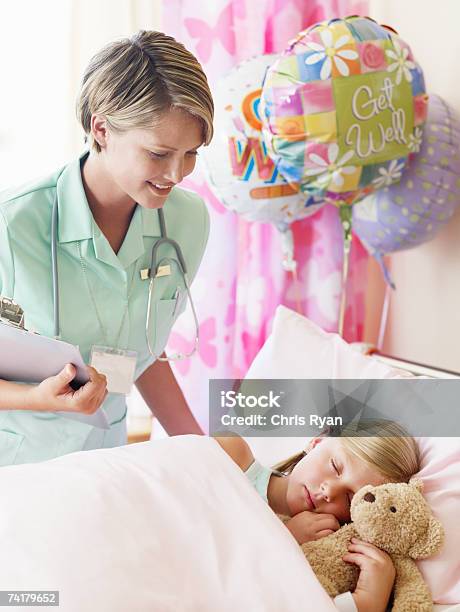 Niña Durmiendo Con Osito De Peluche En El Hospital Con El Personal De Enfermería Foto de stock y más banco de imágenes de Hospital